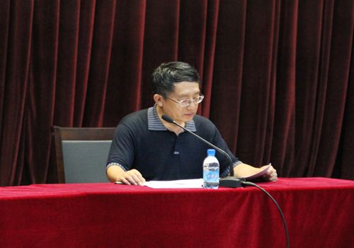 校长何辉主持会议